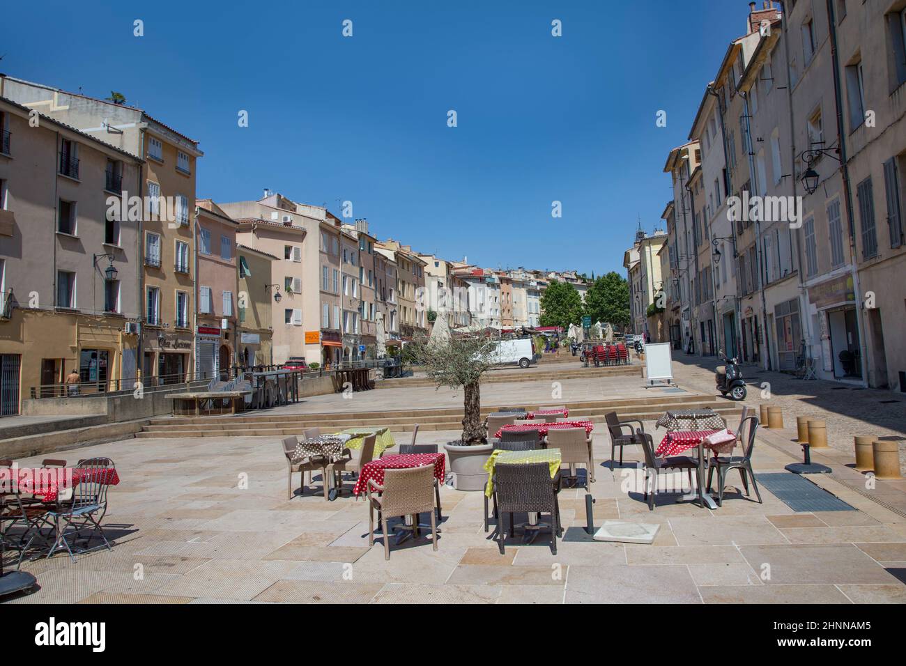 Marktplatz in Aix en Provence mit Restauranttischen ohne Menschen Stockfoto