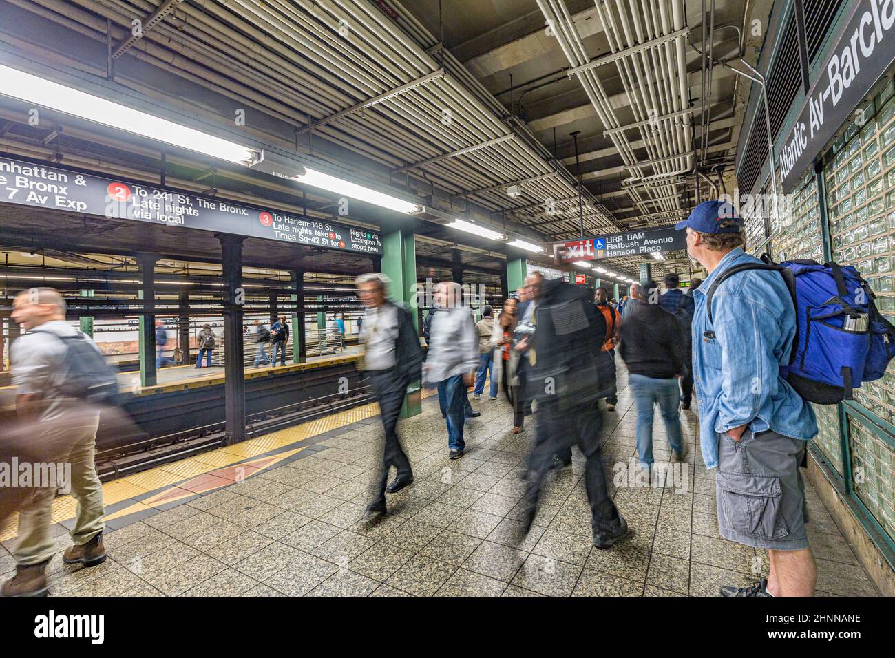 Die Leute warten an der U-Bahnstation Wall Street in New York Stockfoto