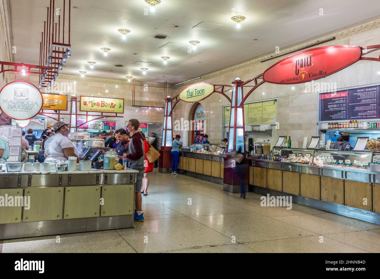 Die Menschen am Grand Central Terminal in New York City genießen die verschiedenen Lebensmittelgeschäfte und Restaurants in diesem Bahnhof Stockfoto