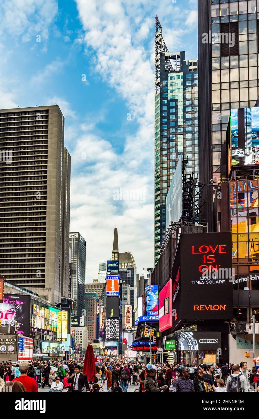 Die Menschen besuchen den Times Square, der mit Broadway-Theatern und einer riesigen Anzahl von LED-Schildern gekennzeichnet ist Stockfoto
