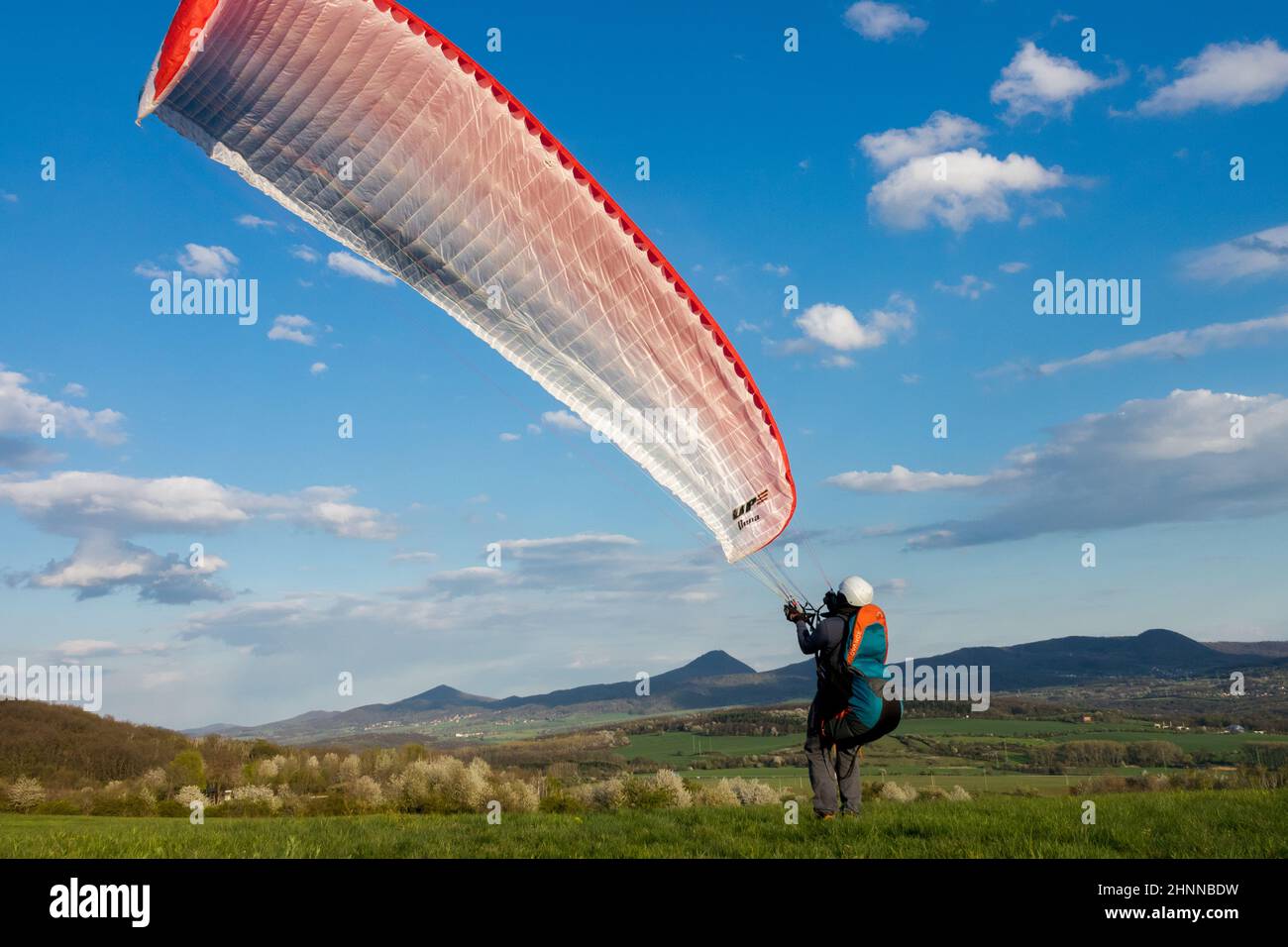 Gleitschirm aufblasende Flügel Tschechische Republik Stockfoto