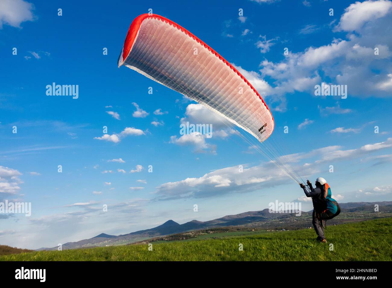 Gleitschirm aufblasende Flügel Tschechische Republik Stockfoto