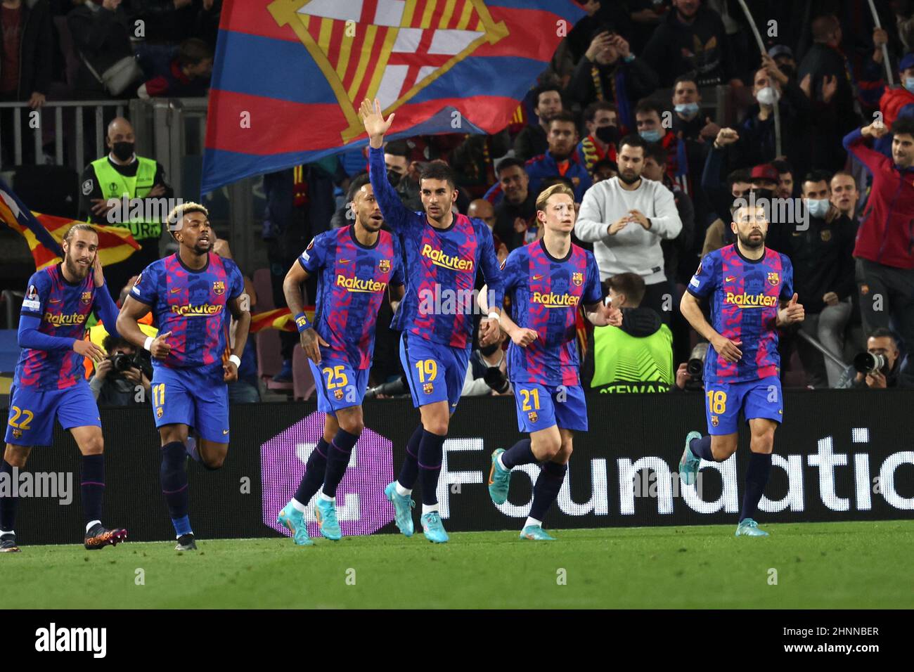 Barcelona, Catalogna, Espana. 17th. Februar 2022. Ferran Torres Dedl Barcelona markiert die Strenge und feiert mit seinen Teamkollegen.während des Europa League Football Spiels FC Barcelona gegen SSC Naples am 17. Februar 2022 im Camp Nou Stadion in Barcelona.im Bild: (Bild: © Fabio Sasso/ZUMA Press Wire) Stockfoto