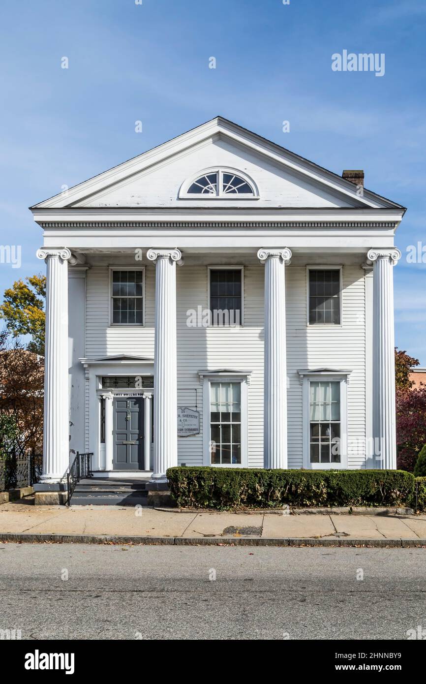 Vier ähnliche Häuser der griechischen Wiedergeburt in der Huntington Street in New London Stockfoto