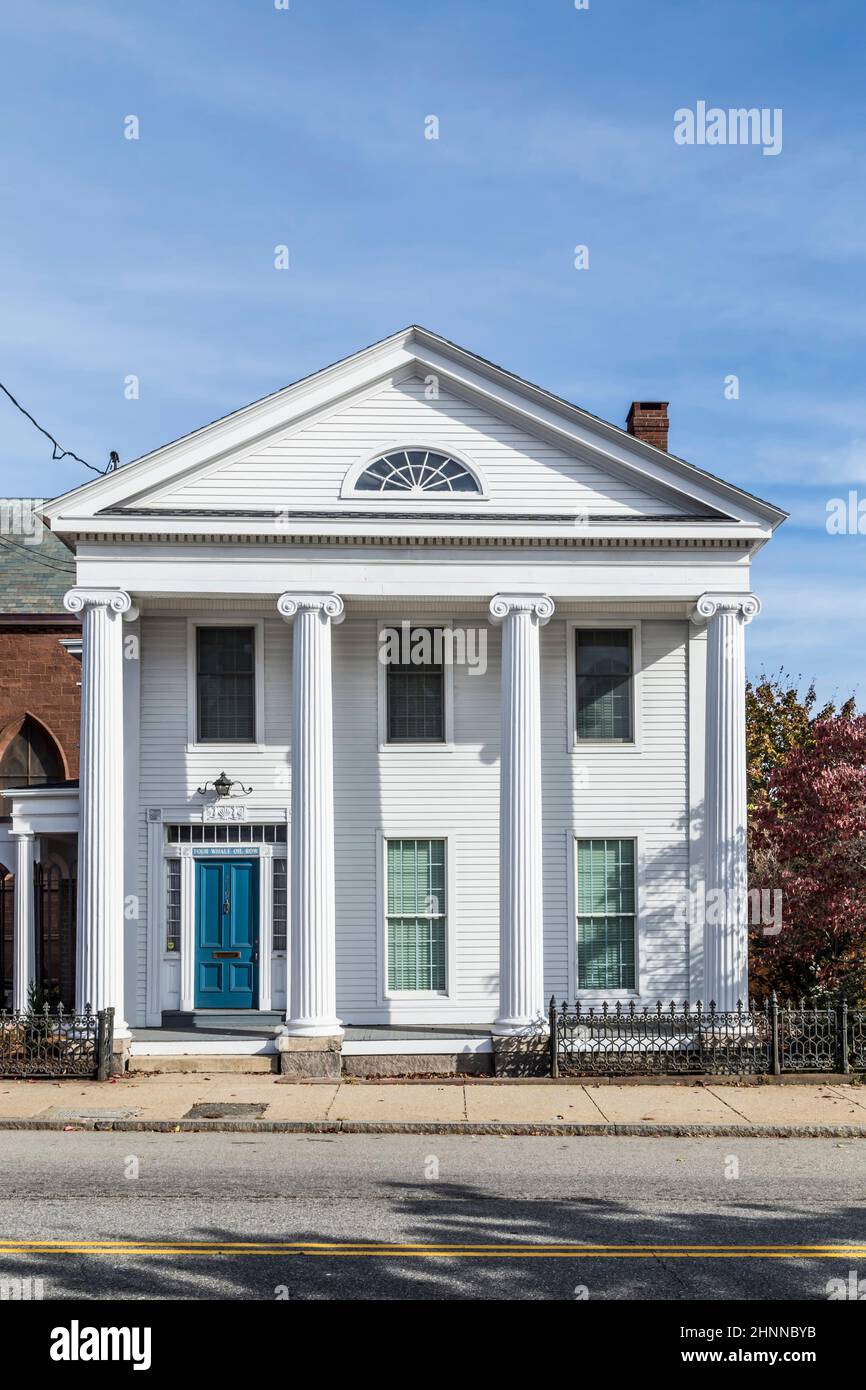 Vier ähnliche Häuser der griechischen Wiedergeburt in der Huntington Street in New London Stockfoto