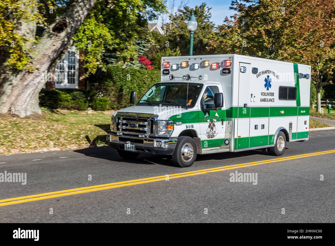 Ambulanzwagen mit hoher Geschwindigkeit in East Hampton Village Stockfoto