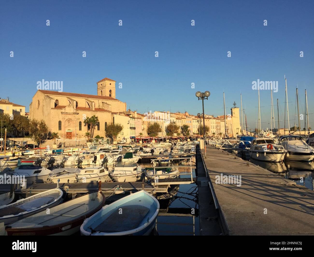 Sonnenuntergang über dem berühmten kleinen Dorf Cassis mit Booten im Hafen. Stockfoto