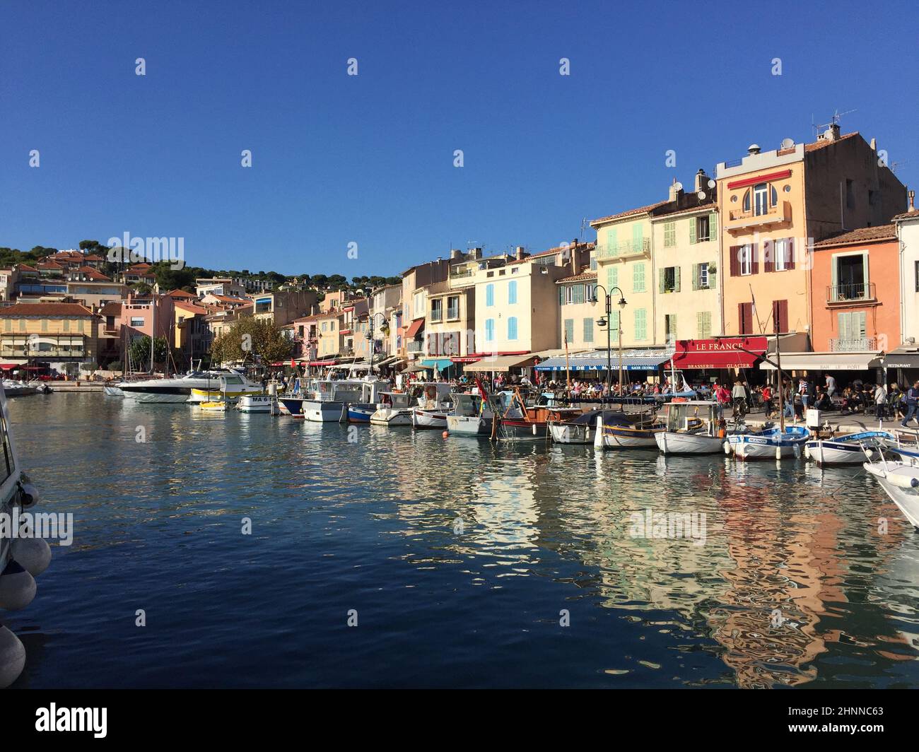Sonnenuntergang über dem berühmten kleinen Dorf Cassis mit Yachten im Hafen. Stockfoto