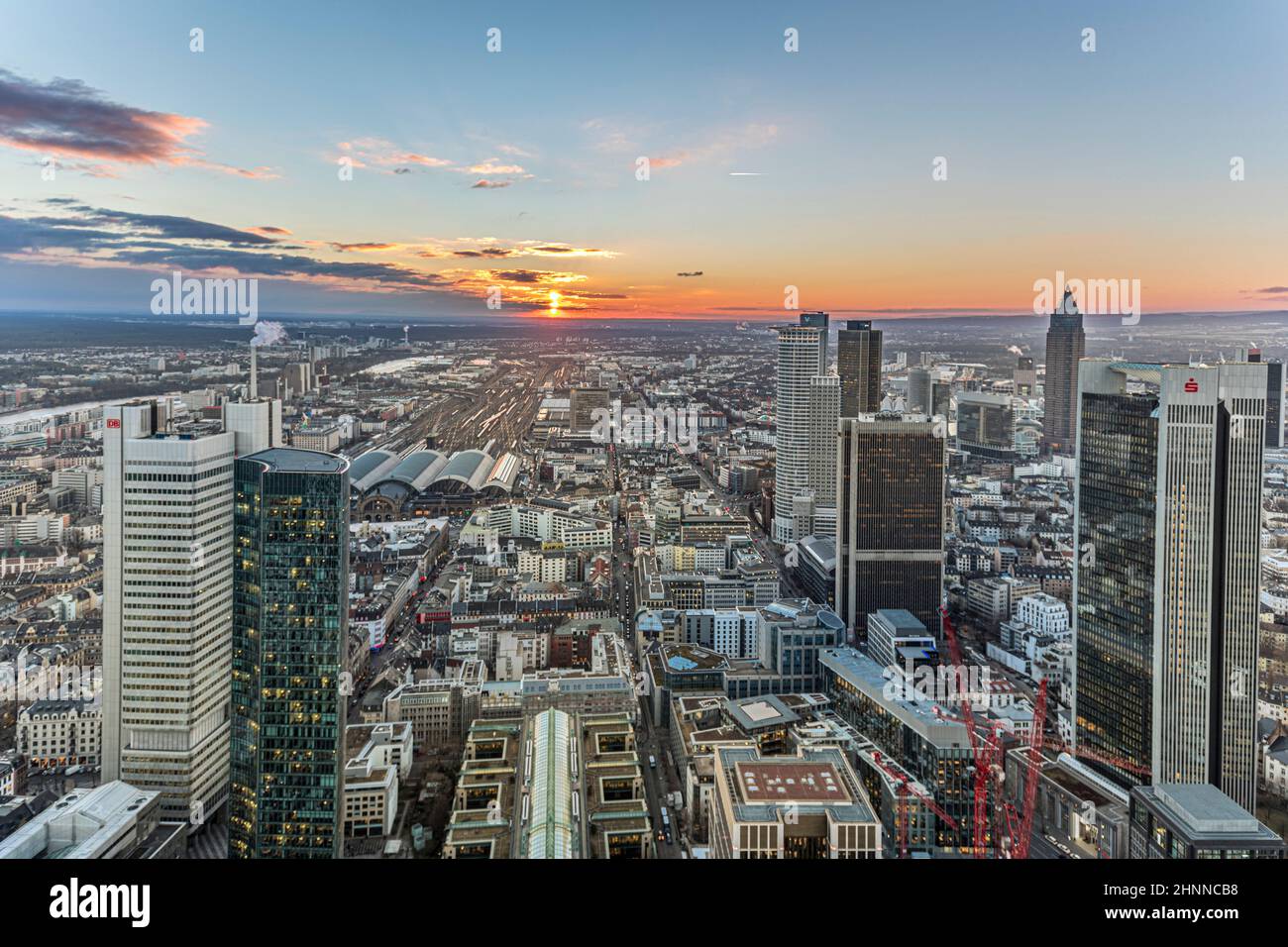 Skyline von Frankfurt mit Main und Wolkenkratzern Stockfoto