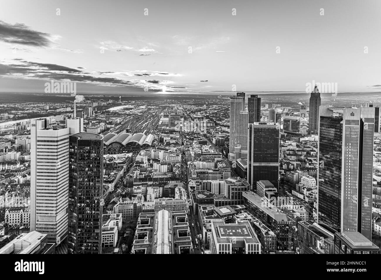 Skyline von Frankfurt mit Main und Wolkenkratzern Stockfoto