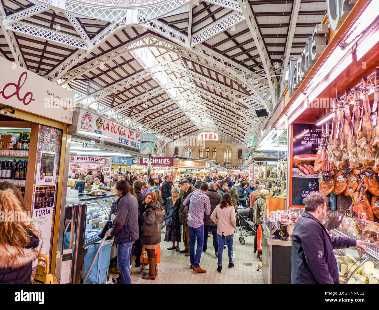 Innerhalb des zentralen Marktes von Valencia, auch bekannt als Mercat Central oder Mercado Central, in der Stadt Valencia in Spanien. Stockfoto