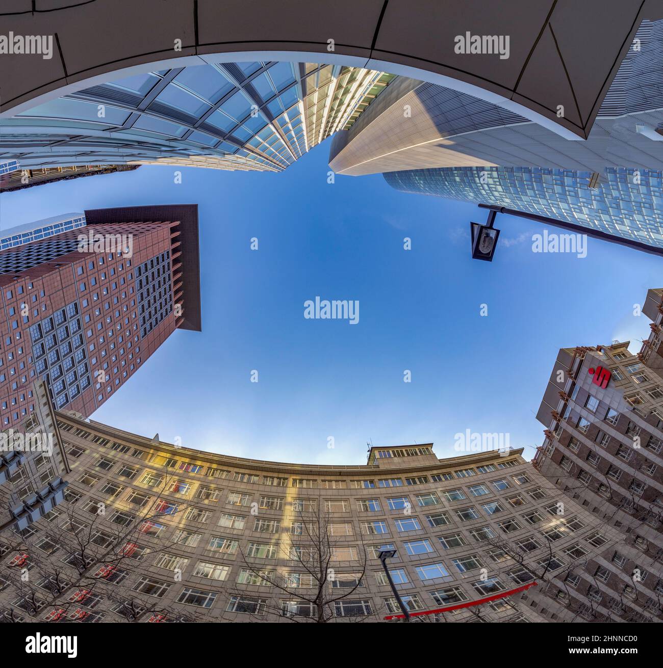 Fisheye-Perspektive eines Wolkenkratzers im Bankenzentrum von Frankfurt Stockfoto