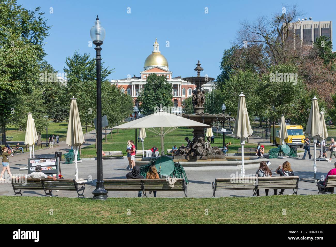 Die Menschen entspannen sich gerne im Common Park mit Blick auf das State Capitol in Boston, USA Stockfoto