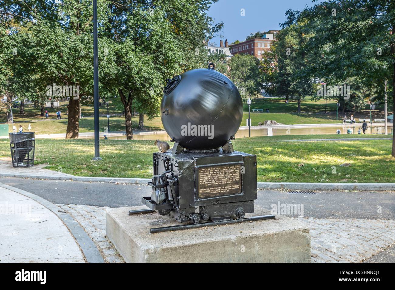 memorial to World war I North Sea Mine Kehrmaschinen stehen auf dem Hügel, der den Frog Pond in Boston Common überblickt, in der Nähe des Soldiers Monument. Stockfoto
