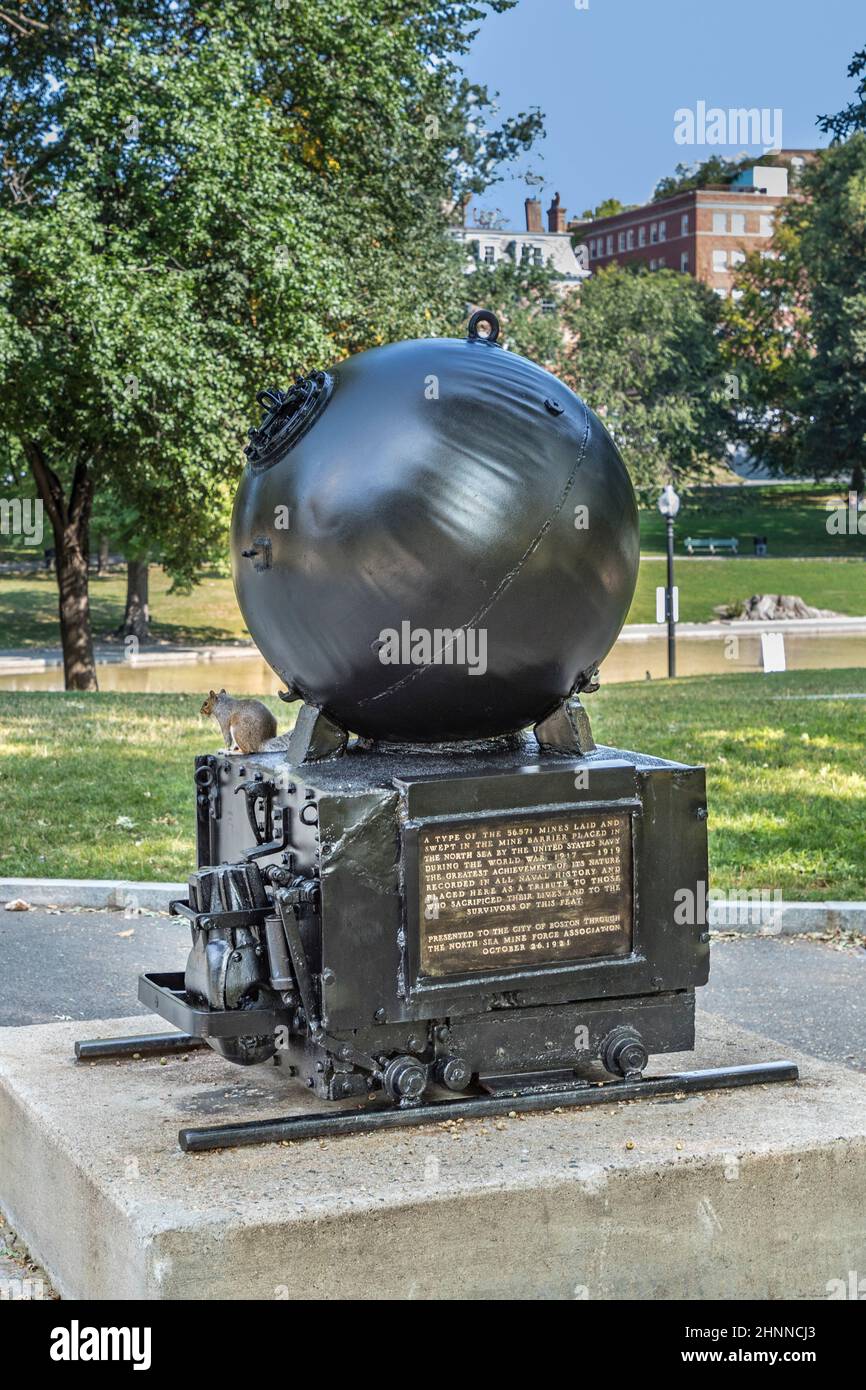 memorial to World war I North Sea Mine Kehrmaschinen stehen auf dem Hügel, der den Frog Pond in Boston Common überblickt, in der Nähe des Soldiers Monument. Stockfoto