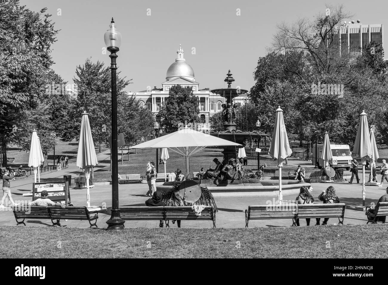 Die Menschen entspannen sich gerne im Common Park mit Blick auf das State Capitol in Boston, USA Stockfoto