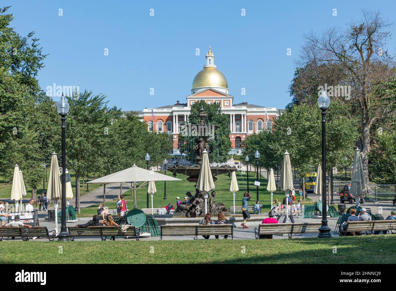 Die Menschen entspannen sich gerne im Common Park mit Blick auf das State Capitol in Boston, USA Stockfoto