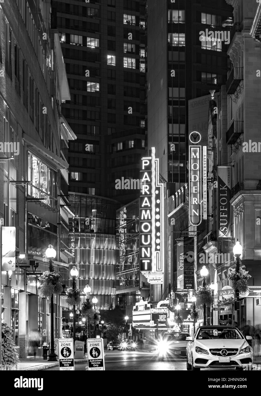 Blick auf das berühmte historische Theaterviertel in Boston bei Nacht Stockfoto