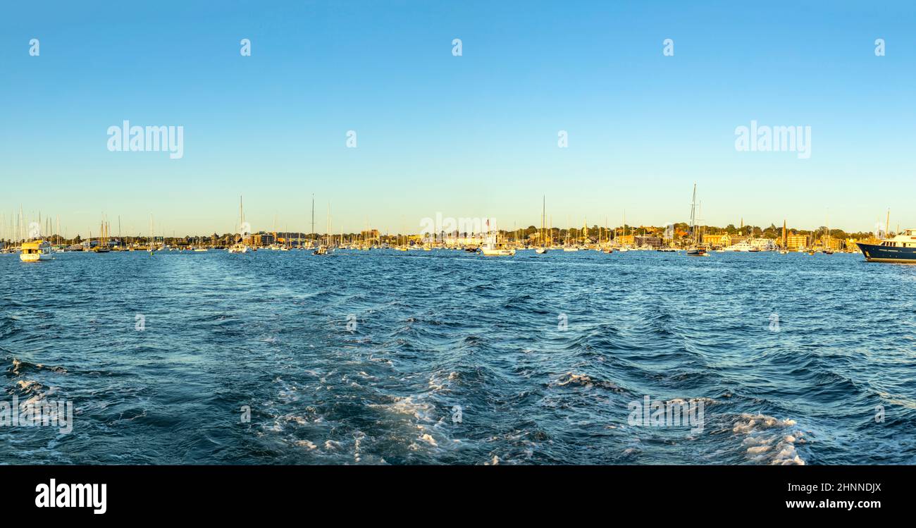 Blick auf das Hafengebiet mit Segelbooten und Yachten in Newport Stockfoto