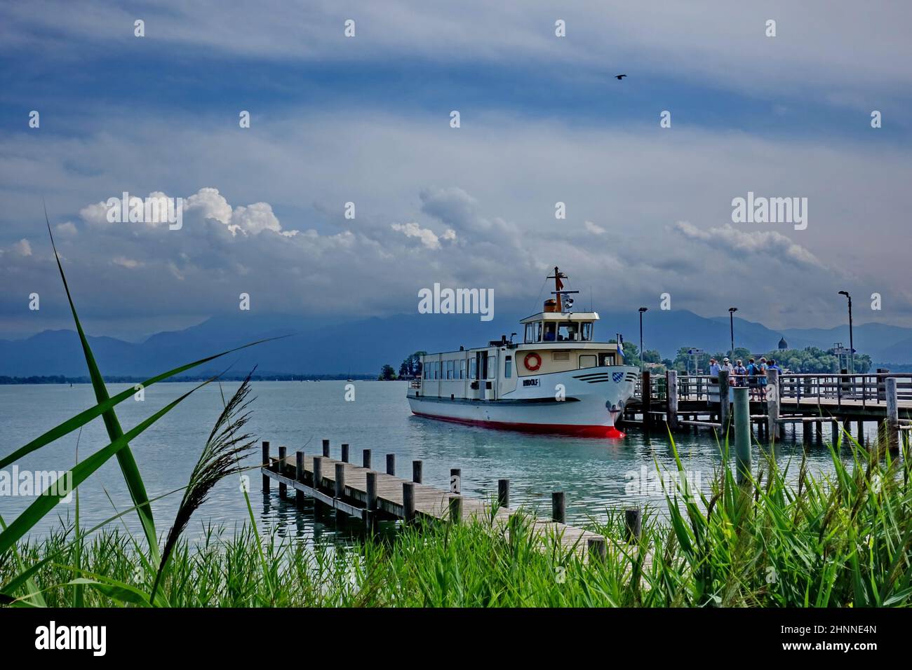 Bayern, Oberbayern, Chiemsee, Chiemgau, Bootsanlegestelle, Urlaub, Tourismus, Ausflugsboot Stockfoto