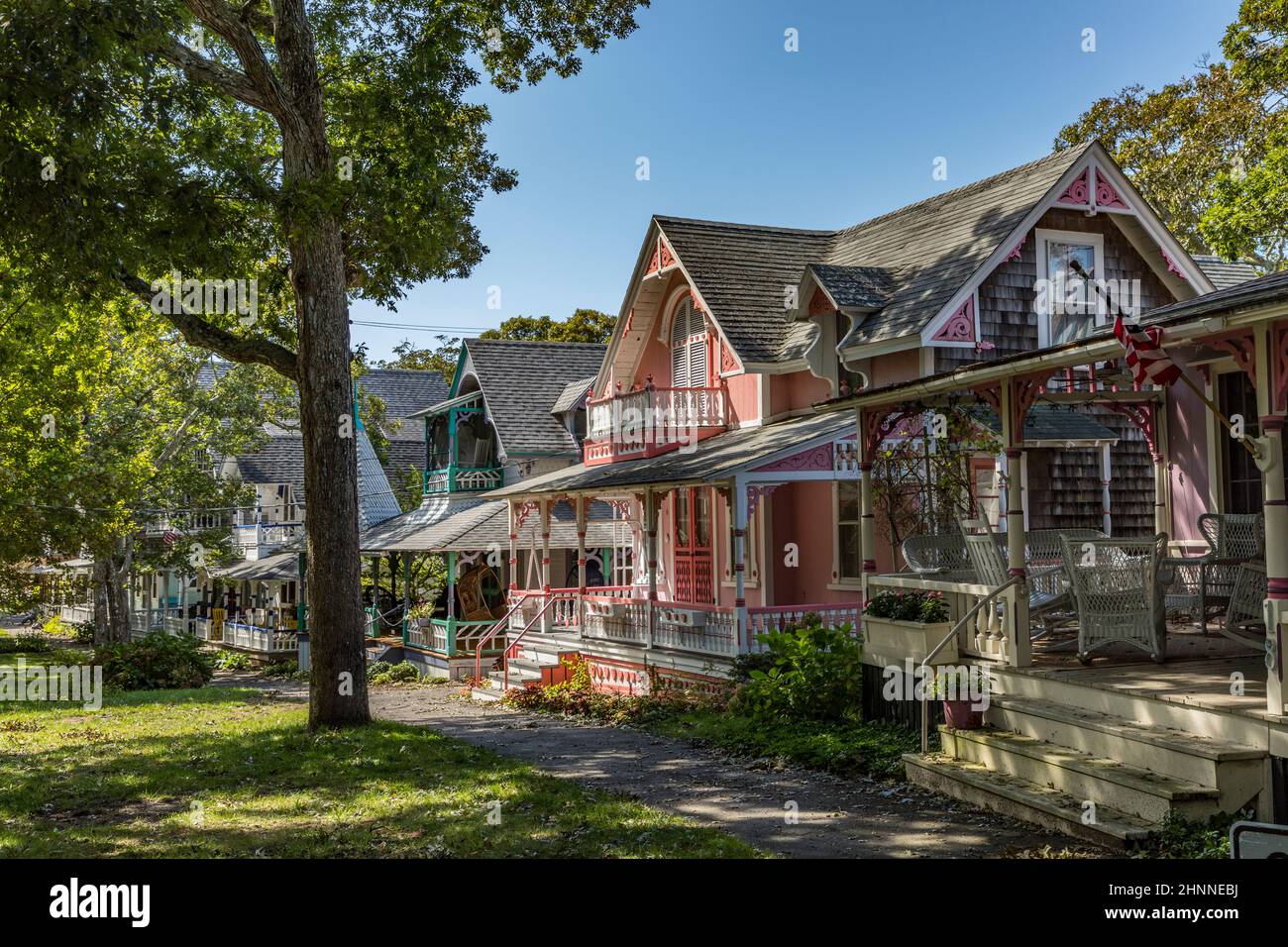 Zimmermann Gothic Cottages mit viktorianischem Stil, Lebkuchenverkleidung in Wesleyan Grove, Stadt Oak Bluffs auf Martha's Vineyard, Massachusetts Stockfoto