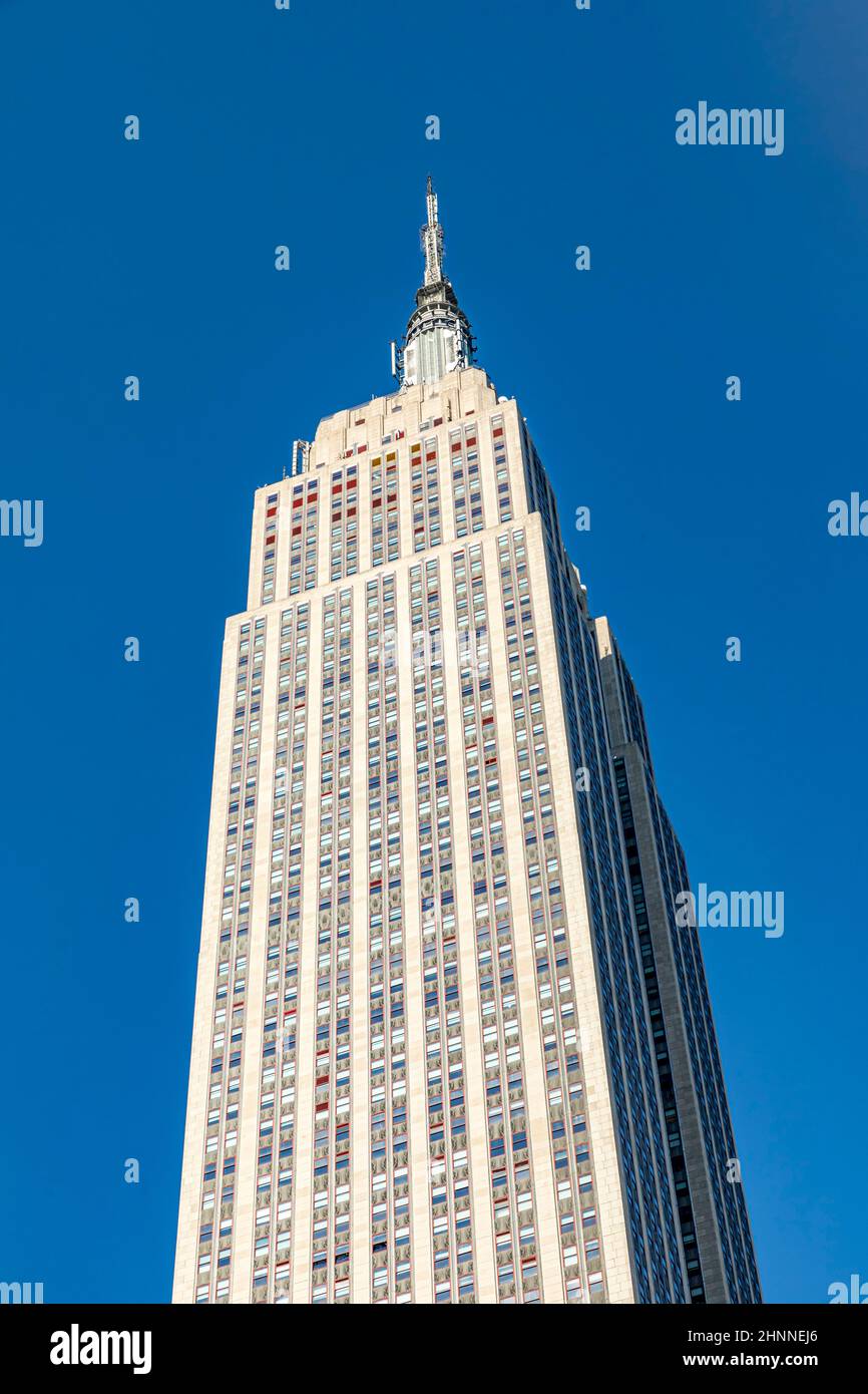 Empire State Building Blick von der Straße in Manhattan, New York. Stockfoto
