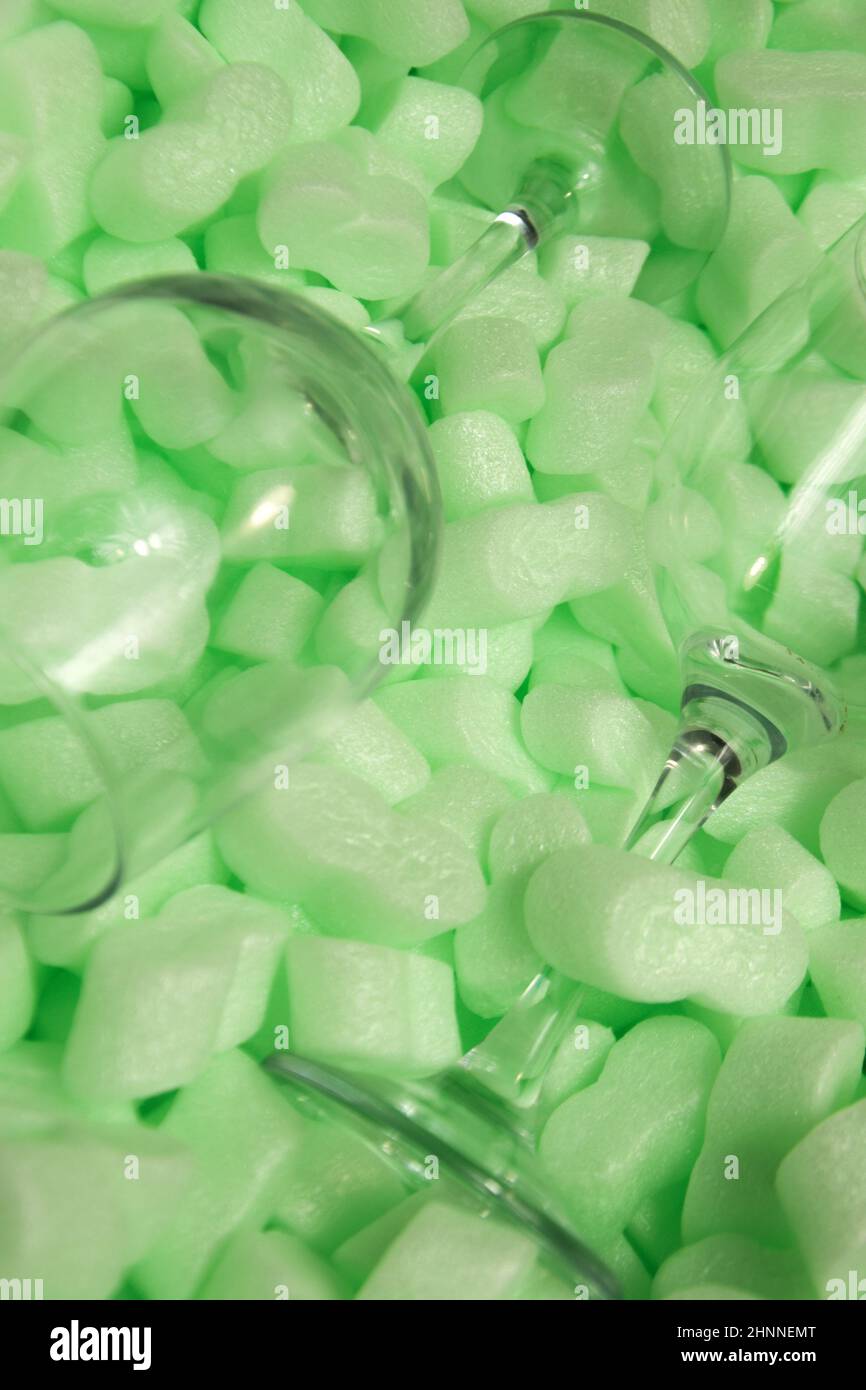 Styropor granulare Verpackungsfüller für Pakete, Schutzverpackung . Glasschutz, sterilisierte Gläser. Umweltfreundliche Verpackung Stockfoto