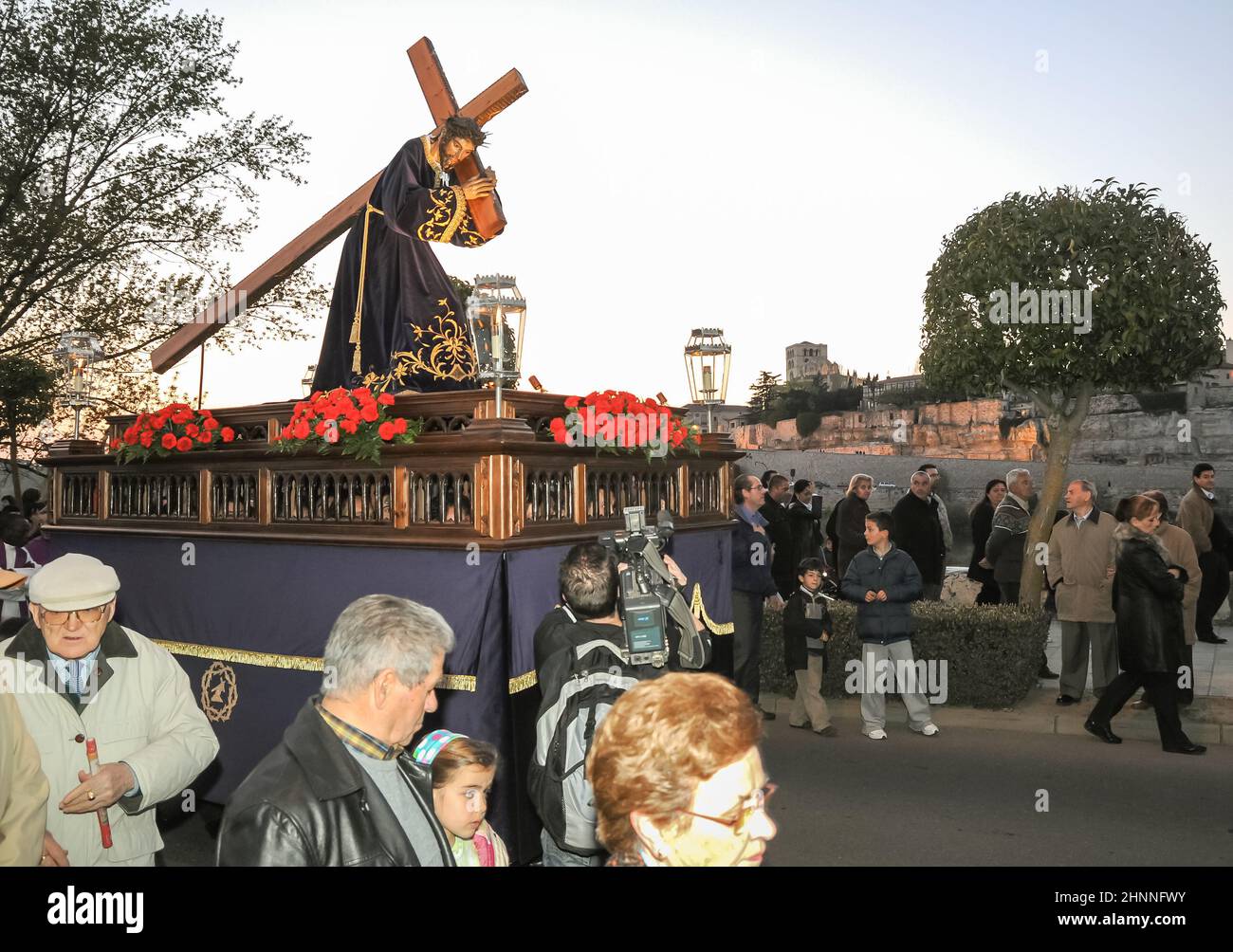 Karwoche in Zamora, Spanien, am Nachmittag des Passionsdonnerstags, Transfer des Nazareners von San Frontis. Stockfoto