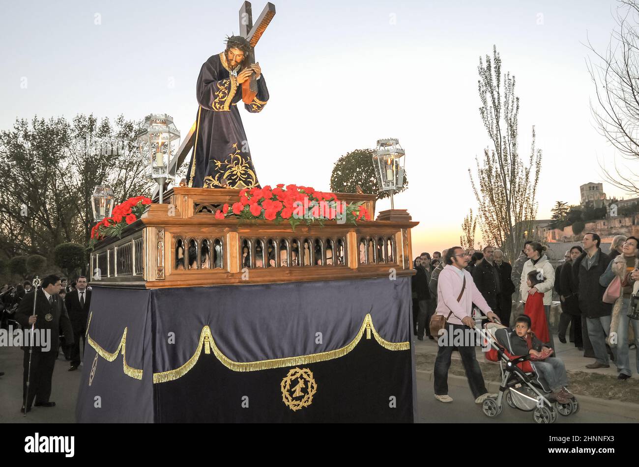 Karwoche in Zamora, Spanien, am Nachmittag des Passionsdonnerstags, Transfer des Nazareners von San Frontis. Stockfoto