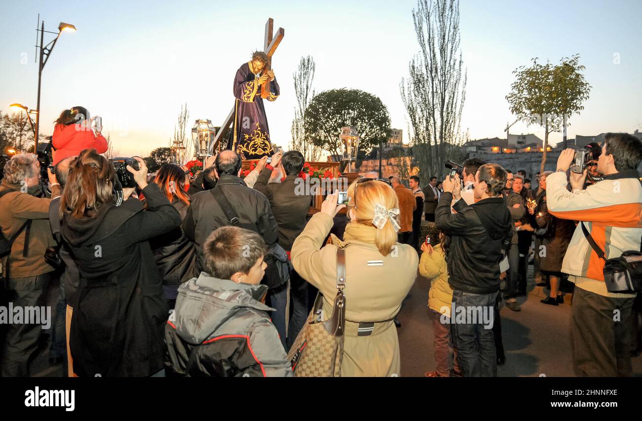 Karwoche in Zamora, Spanien, am Nachmittag des Passionsdonnerstags, Transfer des Nazareners von San Frontis. Stockfoto