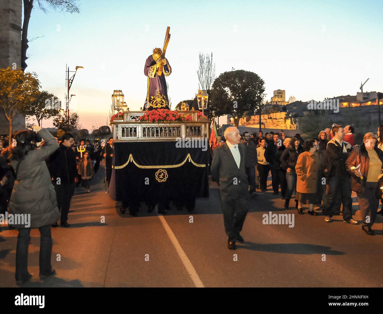 Karwoche in Zamora, Spanien, am Nachmittag des Passionsdonnerstags, Transfer des Nazareners von San Frontis. Stockfoto