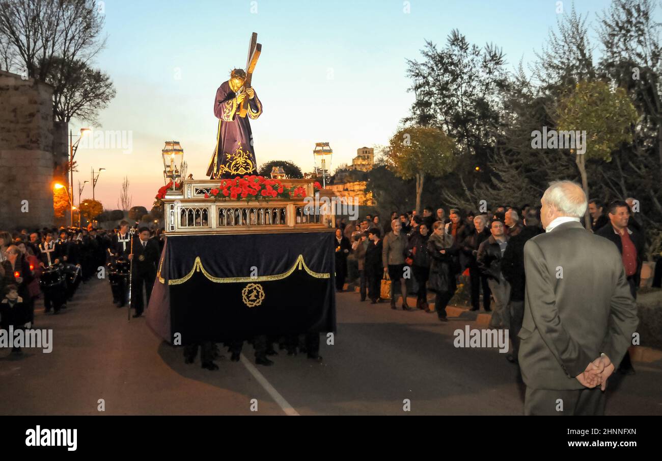 Karwoche in Zamora, Spanien, am Nachmittag des Passionsdonnerstags, Transfer des Nazareners von San Frontis. Stockfoto