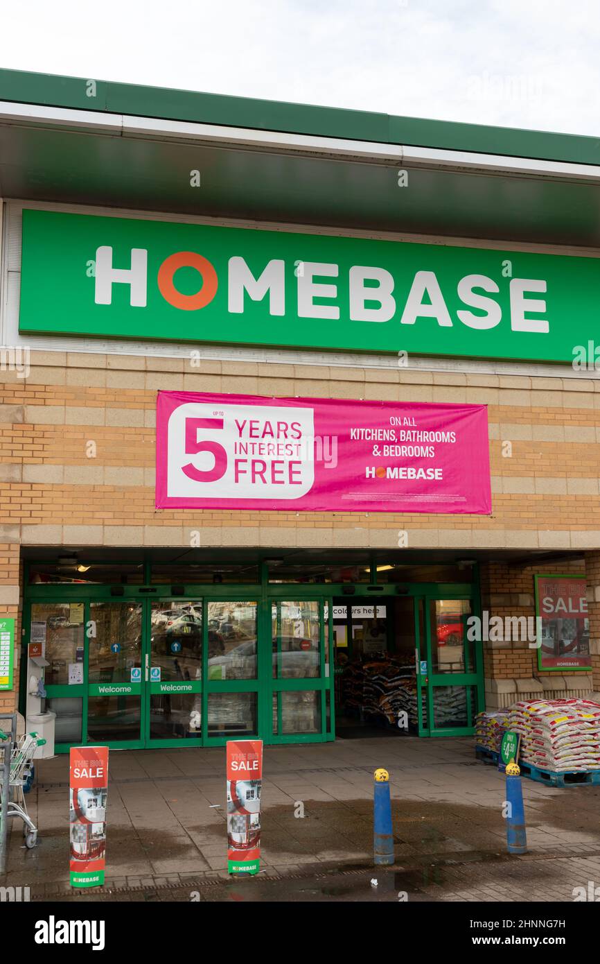 Vordereingang der britischen DIY-Kette Homebase mit Firmenlogo, aufgenommen im St. John's Retail Park in Wolverhampton Stockfoto