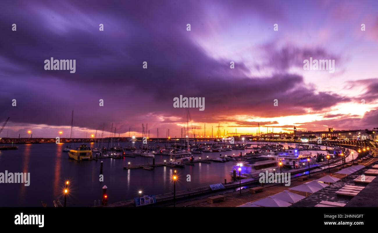 Magisches Licht über Ponta Delgada, Sao Miguel Insel, Azoren Reiseziel. Stockfoto