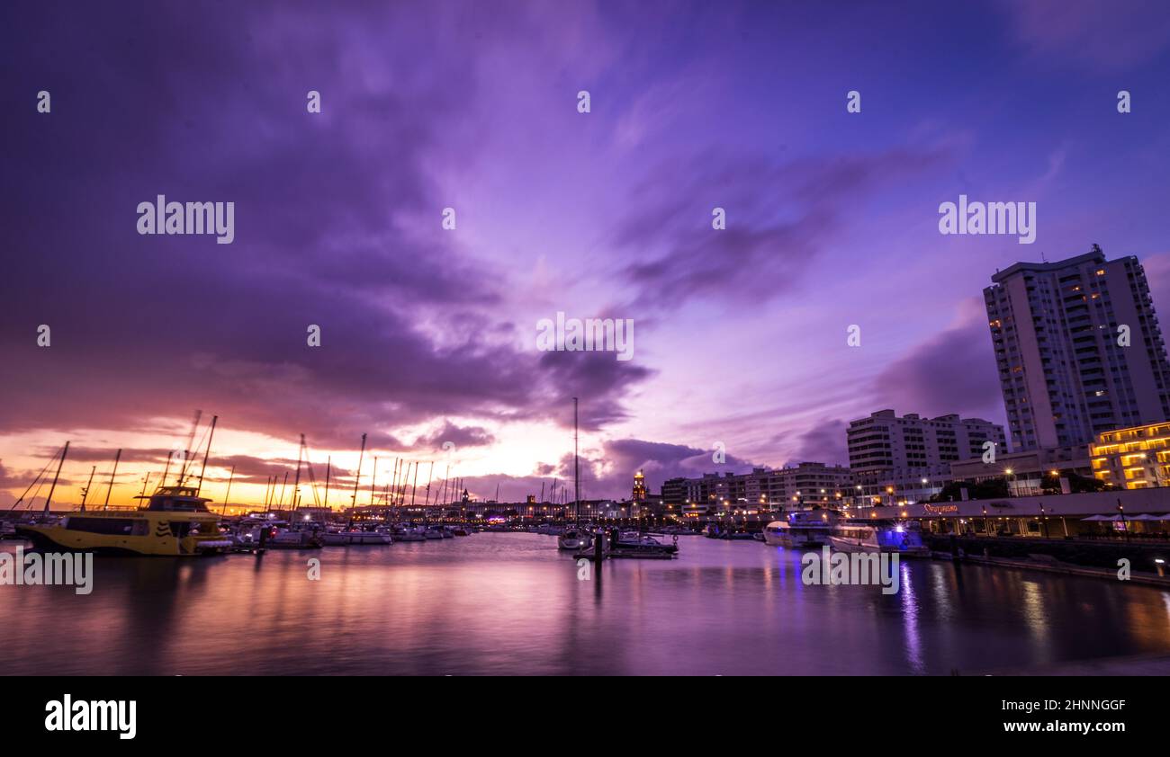 Magisches Licht über Ponta Delgada, Sao Miguel Insel, Azoren Reiseziel. Stockfoto