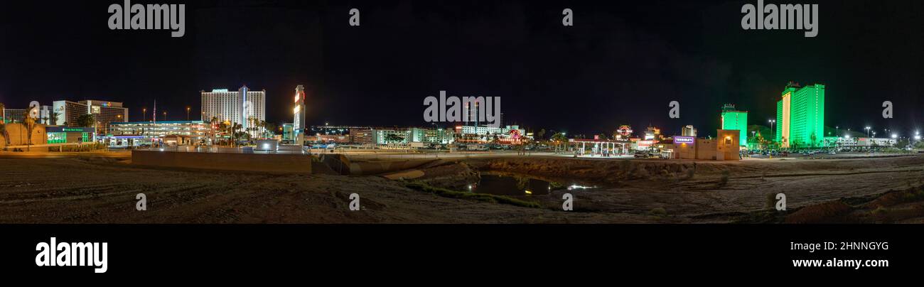 Nachtansicht der Spielstadt Laughlin mit seinen Casinos Stockfoto