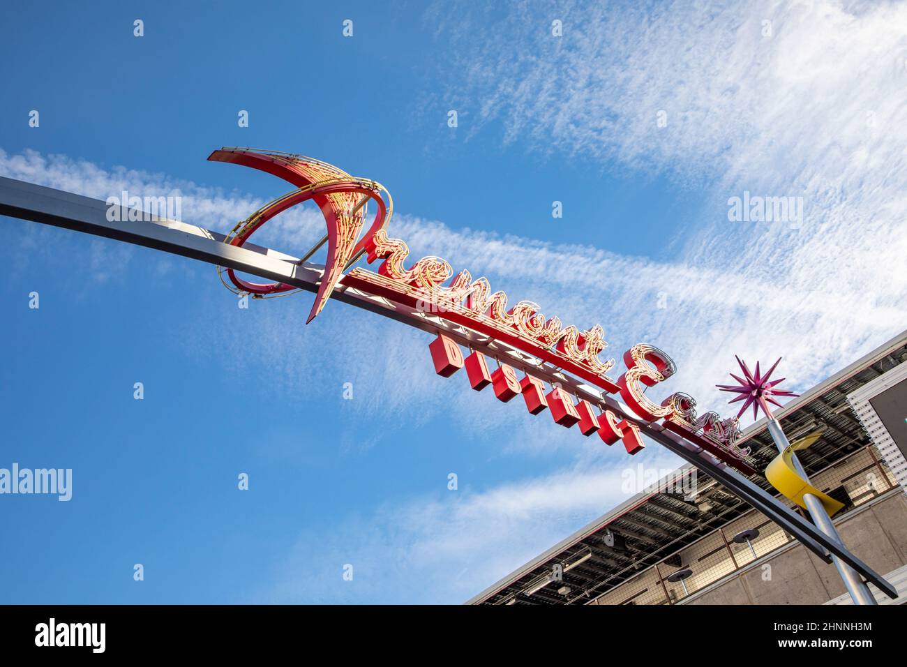 Historisches, ikonisches Vegas Neonschild in Old Las Vegas, dem klassischen Viertel in der Fremont Street. Es zieht Touristen aus der ganzen Welt an. Stockfoto Historisches, ikonisches Vegas Neonschild in Old Las Vegas, dem klassischen Viertel in der Fremont Street. Es zieht Touristen aus der ganzen Welt an. Stockfoto