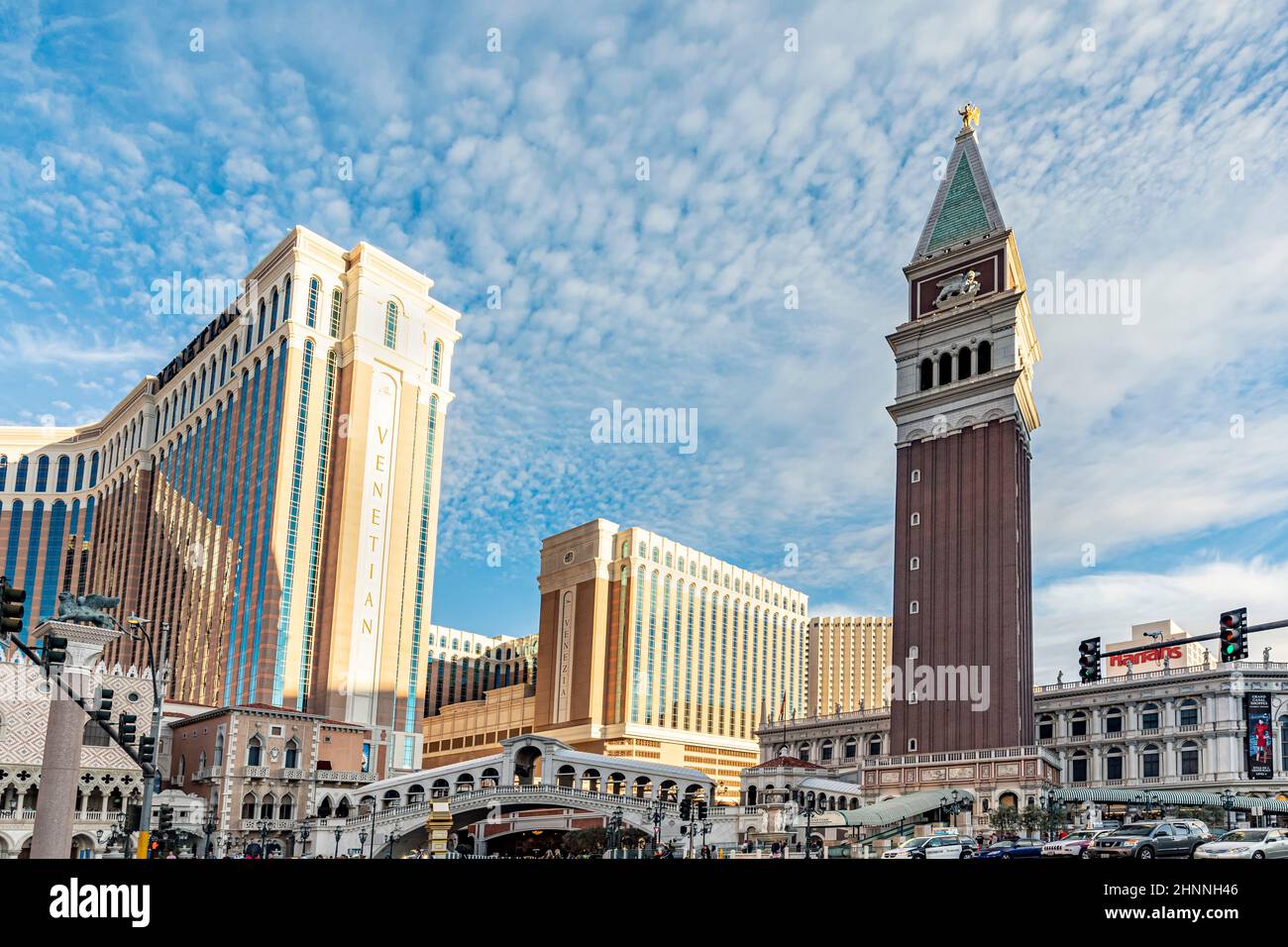 Die Menschen besuchen das Casino The Venetian in Las Vegas. Das Casino lockt mit Nachbildungen von venezianischen Gebäuden mit Gondel und rialtobrücke. Stockfoto
