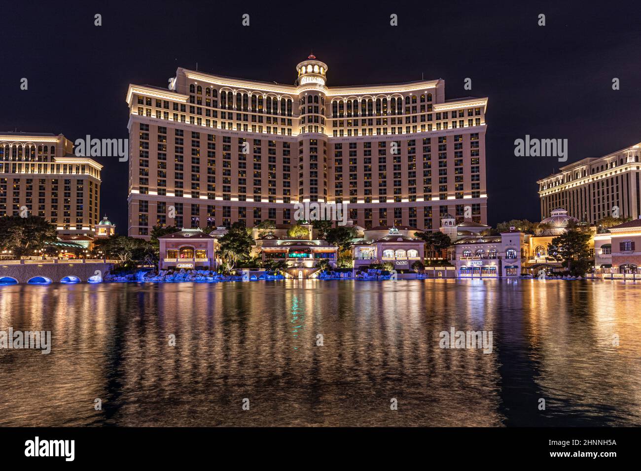 Die Springbrunnen des Bellagio bei Nacht. Diese Funktion führt Choreografien mit Wasser, Musik und Licht vor dem Bellagio Hotel und Casino auf Stockfoto