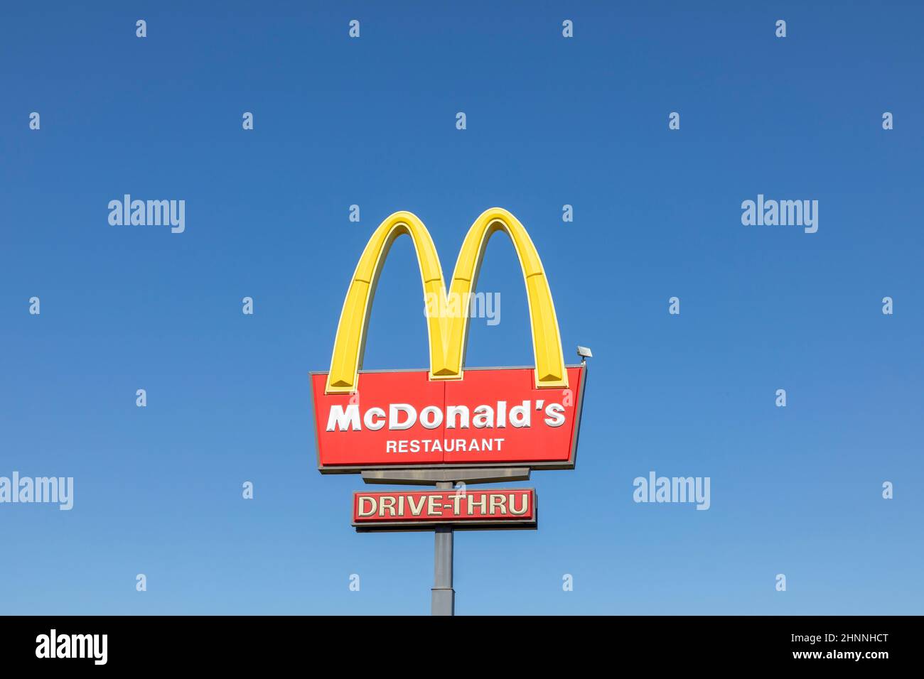 Das Schild von MC Donald unter blauem Himmel in der Nähe von Bridgeport, USA Stockfoto
