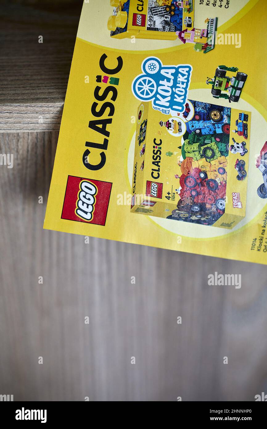 Nahaufnahme einer Lego Classic Seite aus einer Broschüre, die auf einem Tisch liegt Stockfoto