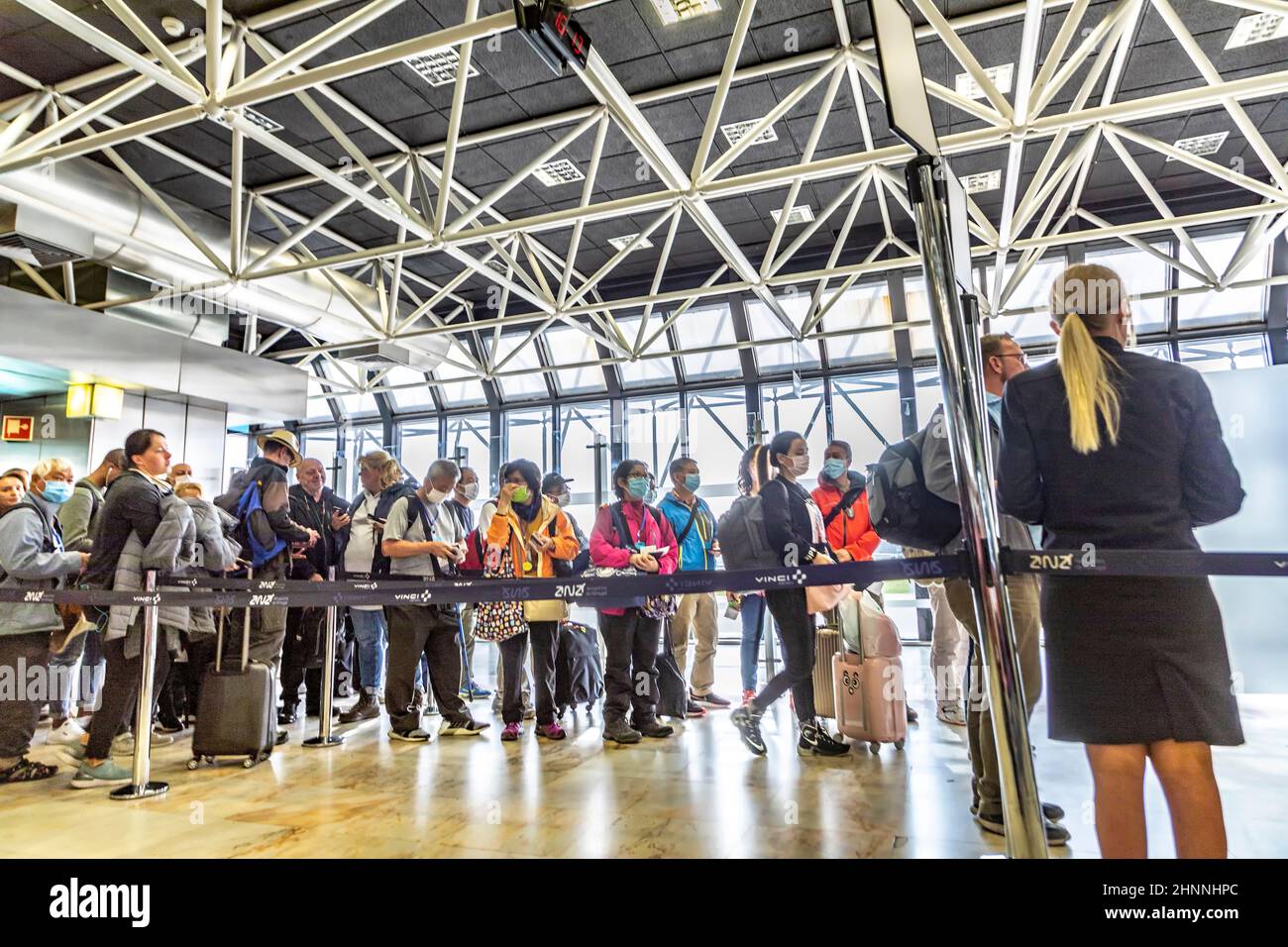Menschen mit Virusmasken am Flughafen in Lissabon bereit zum Check-in Stockfoto