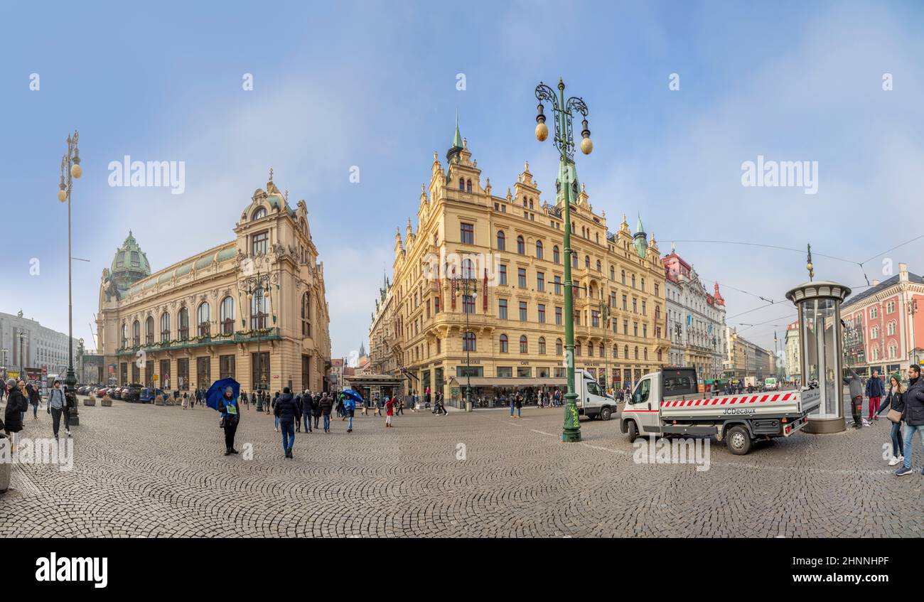 People at Municipal House - Jugendstil historischen Gebäude am Platz der Republik, Namesti republicky, in Prag, Tschechische Republik. Stockfoto