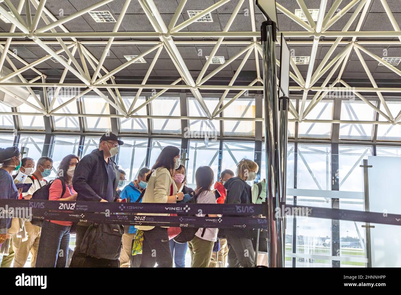 Menschen mit Virusmasken am Flughafen in Lissabon bereit zum Check-in Stockfoto