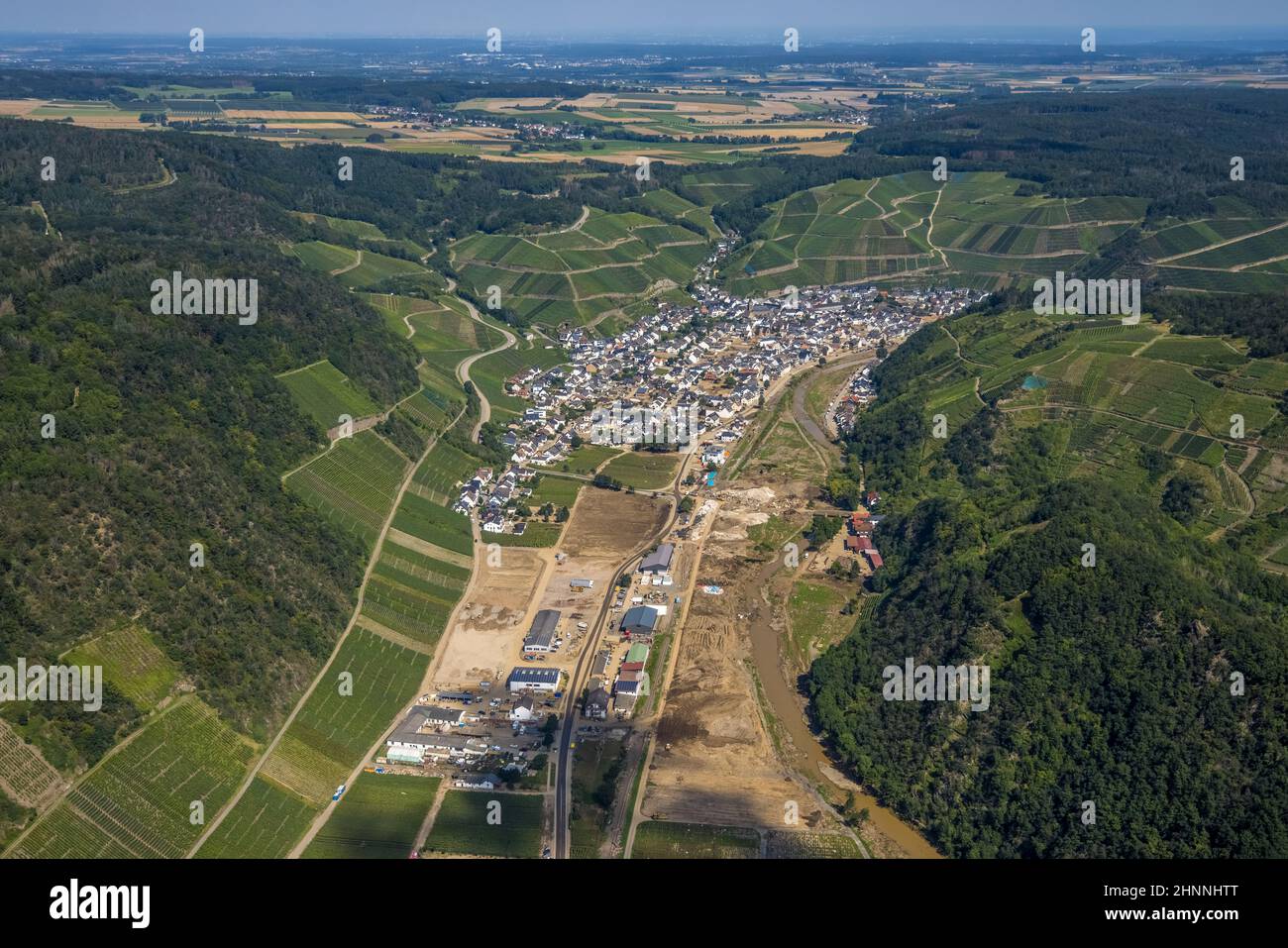 Luftaufnahme, überflutetes Gebiet an der Ahr in Dernau, Ahrflut, Ahrtal, Rheinland-Pfalz, Deutschland, Ahr-Flut, DE, Europa, Überschwemmungskatastrophe Stockfoto