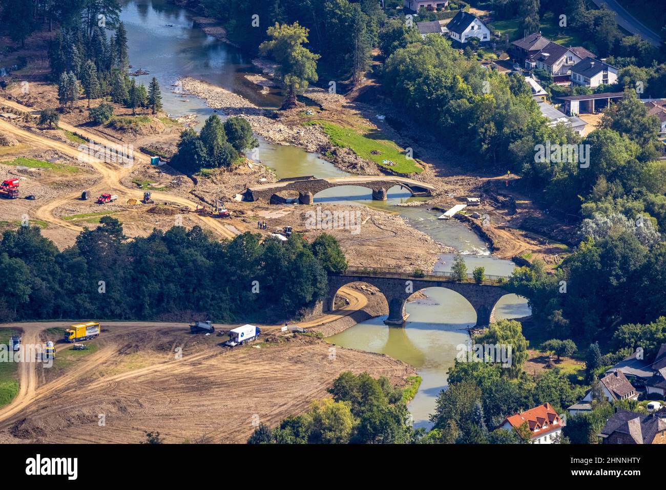 Luftaufnahme, überflutetes Gebiet an der Ahr mit zerstörter Brücke im Landkreis Dümpelfeld, Adenau, Ahrflut, Ahrtal, Rheinland-Pfalz Stockfoto