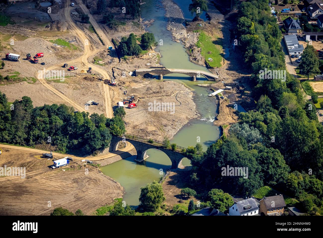 Luftaufnahme, überflutetes Gebiet an der Ahr mit zerstörter Brücke im Landkreis Dümpelfeld, Adenau, Ahrflut, Ahrtal, Rheinland-Pfalz Stockfoto