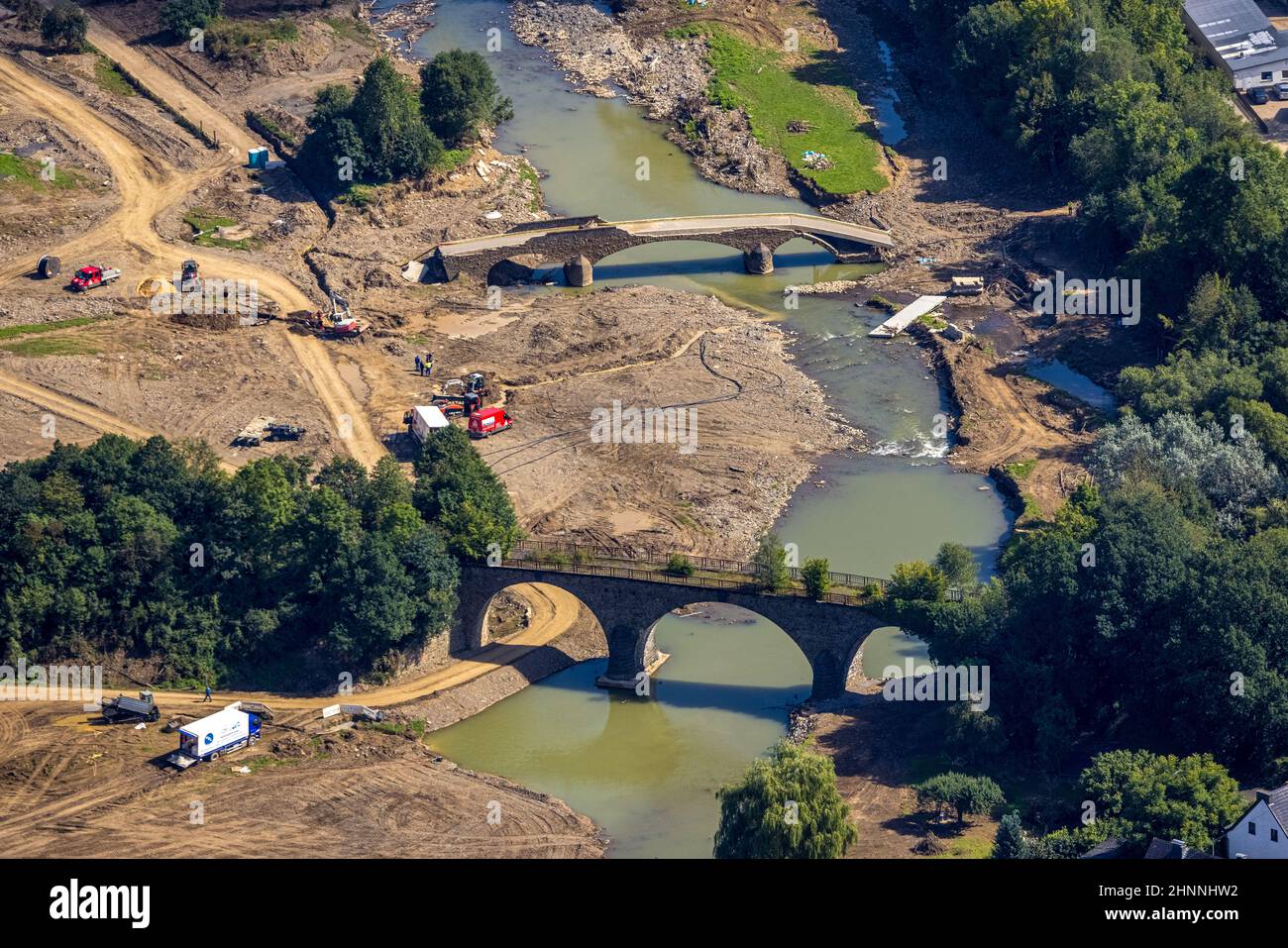 Luftaufnahme, überflutetes Gebiet an der Ahr mit zerstörter Brücke im Landkreis Dümpelfeld, Adenau, Ahrflut, Ahrtal, Rheinland-Pfalz Stockfoto