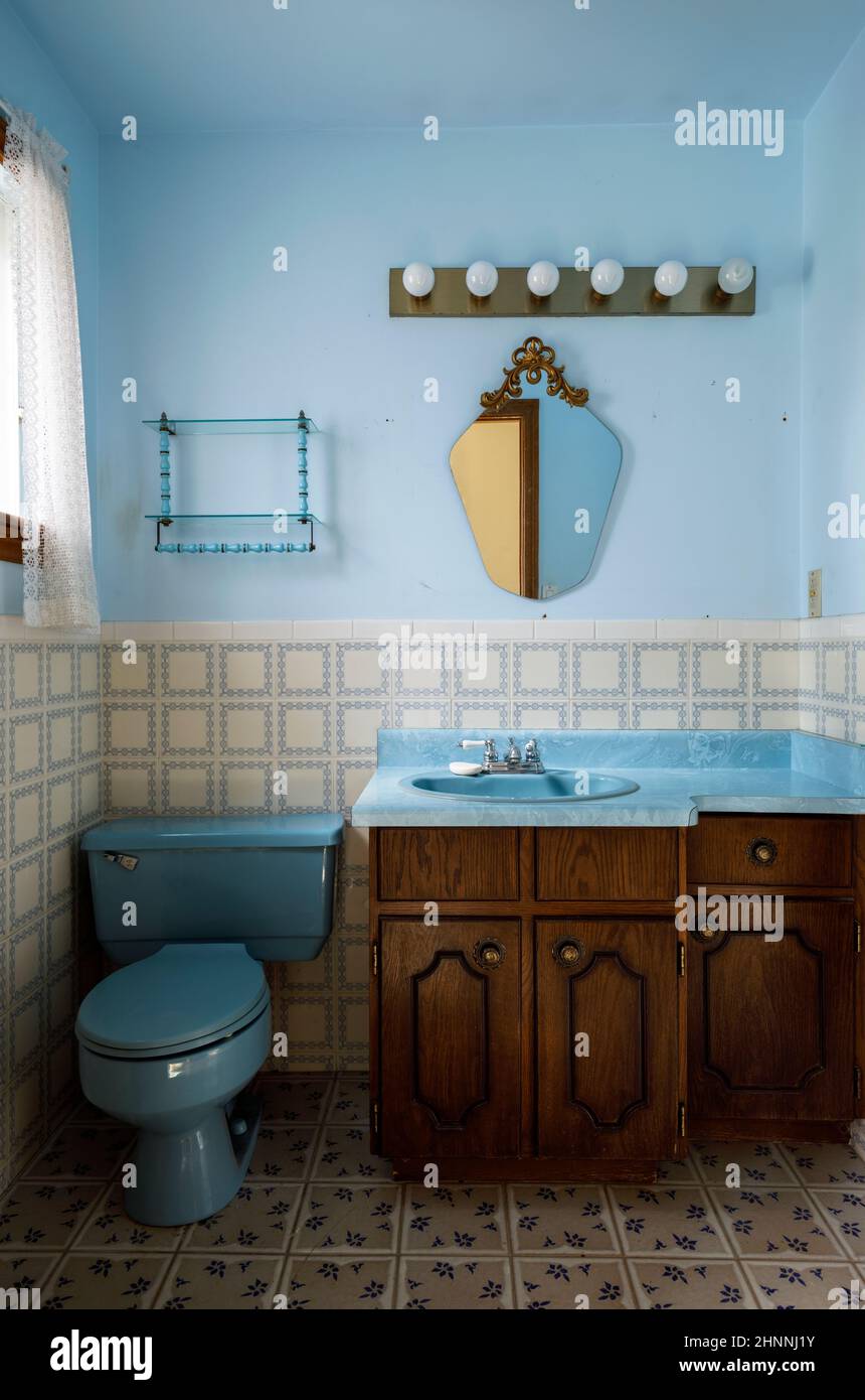 Ein 1950s-Badezimmer mit einem blauen Thema. Stockfoto