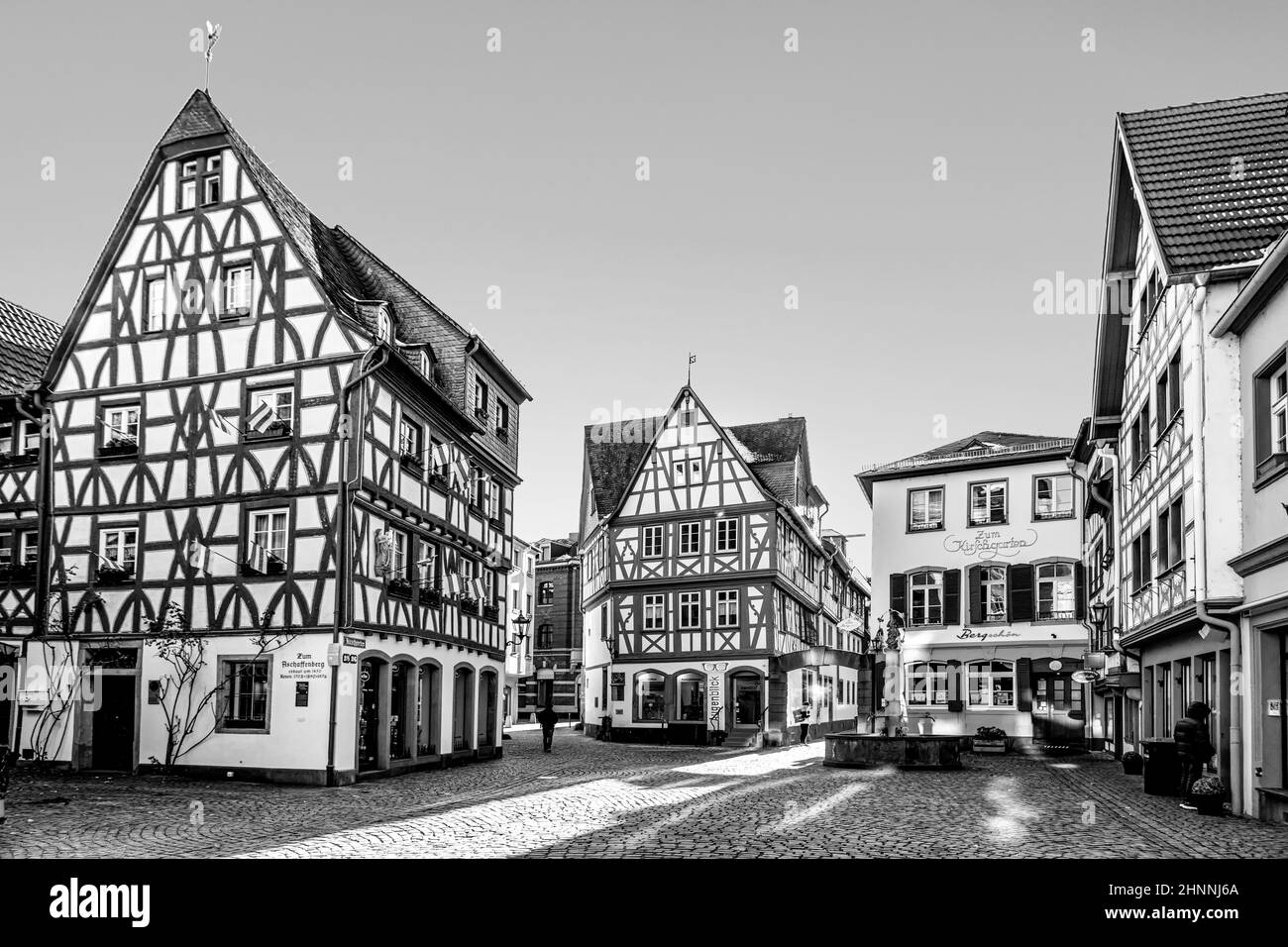 Historisches Stadtzentrum von Mainz mit alten traditionellen Fachwerkhäusern Stockfoto